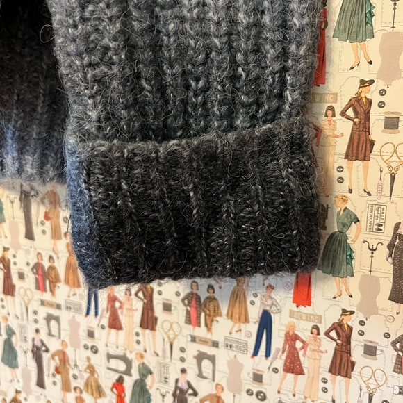 NW Old Navy sweater 🖤 - Picture 4 of 5